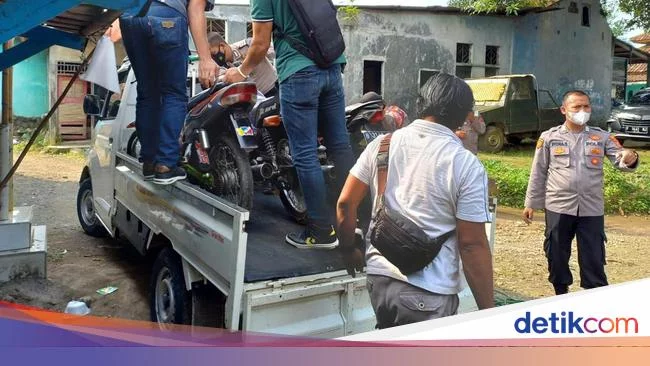 Polisi Razia Markas GMBI Bogor Usai Demo Ricuh, 15 Orang-Sajam Diamankan