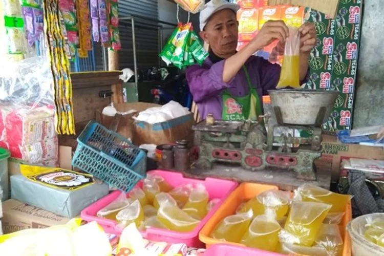 HET Minyak Goreng Bingungkan Pedagang, Di Pasar Kota Tasikmalaya Harga Masih Rp 17.900-Rp 19.000 per Liter