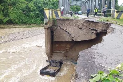 Akibat Jalan Longsor di Papua, Mobil Pikap Terjun ke Sungai