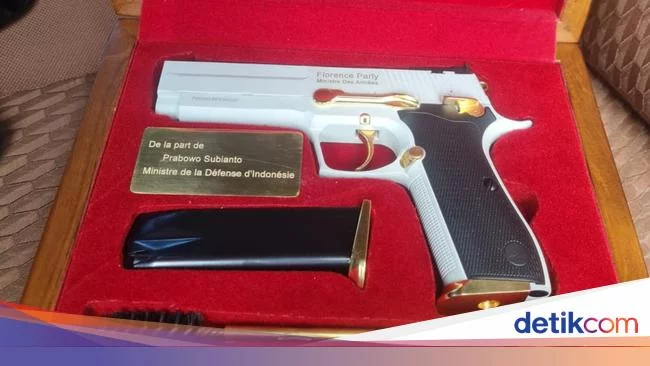 Prabowo Beri Pistol Kelir Emas ke Menteri Prancis Parly, Ini Spesifikasinya