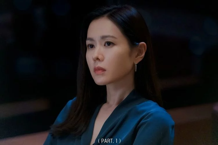 Kadung Pakai Outfit Seharga Rp21 Jutaan, Son Ye Jin Justru Kepergok Ngelamun Sendirian, Lagi Kangen Ayang?