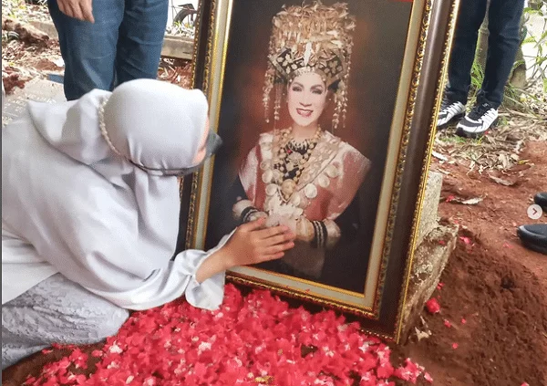 Dorce Dimakamkan sebagai Pria, Ini Alasan Pihak Keluarga