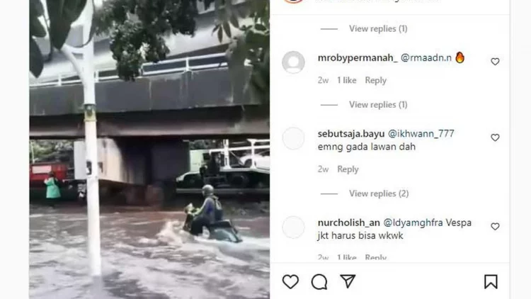 Pengendara Vespa Ini Santuy Banget Saat Menerjang Banjir, Videonya Viral
