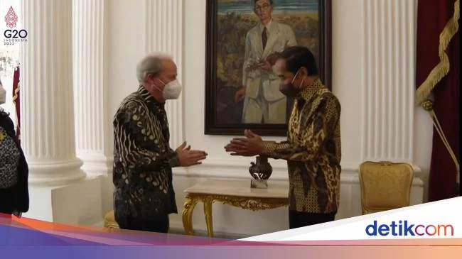 Salaman Canggung Jokowi-Petinggi Bank Dunia Penuh Tawa