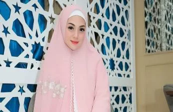 Celine Evangelista Pakai Hijab Saat Belanja, Sudah Mualaf?