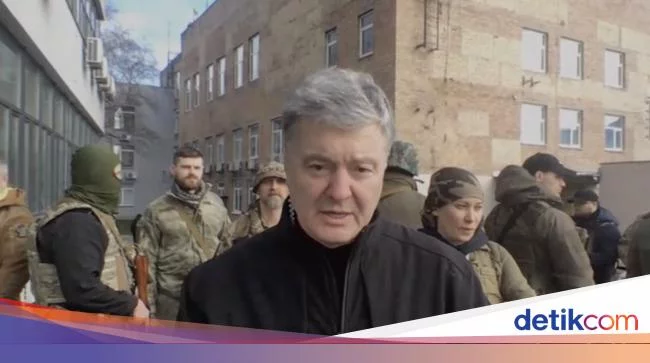 Eks Presiden Ukraina Tenteng Kalashnikov di Jalanan, Sebut Putin Gila!