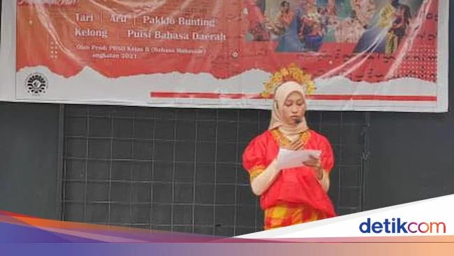 Mahasiswa UNM Beradu Sajak Bahasa Makassar di Hari Ibu Internasional