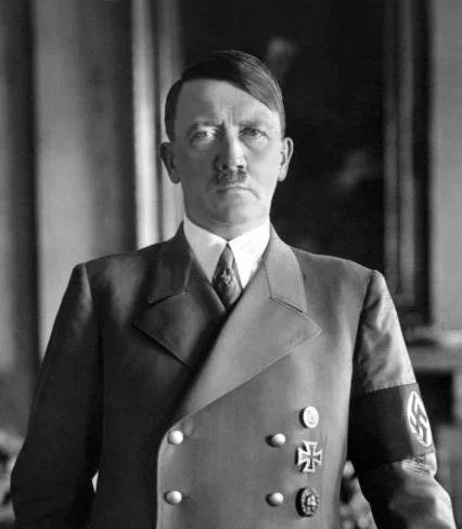 Kumpulan Peristiwa 25 Februari, Hitler Pindah ke Jerman