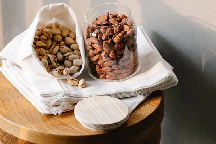 Makan Kacang Bikin Jerawatan! Benarkah Kemunculan Jerawat Ada Kaitannya dengan Konsumsi Makanan?