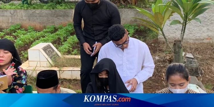 Thariq Halilintar Temani Fuji An Ziarah ke Makam Bibi Andriansyah dan Vanessa Angel