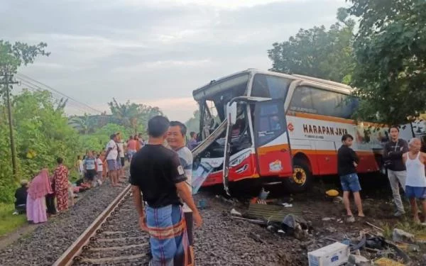 Breaking News: Bus Pariwisata Tertabrak Kereta Api di Tulungagung, 4 Tewas