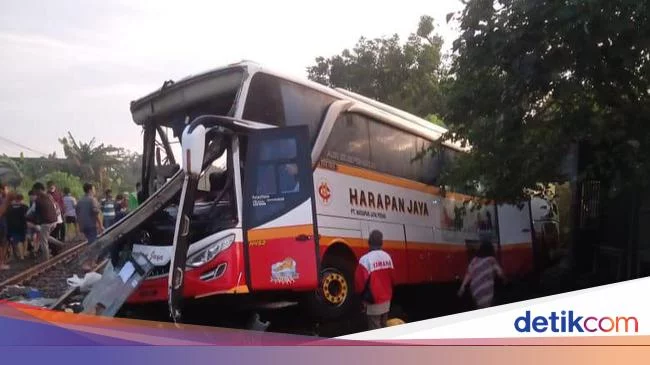 Bus Tertabrak Kereta Api Tewaskan 4 Orang di Tulungagung Angkut Wisatawan