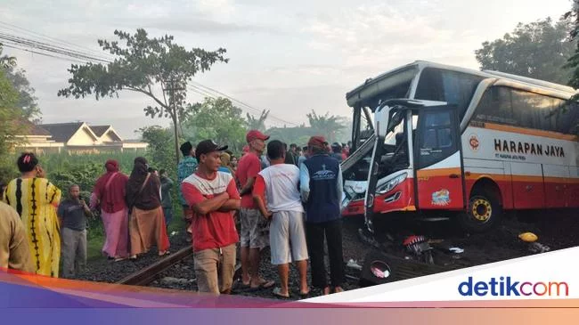 Bus Tertabrak Kereta Api di Tulungagung, 4 Orang Tewas