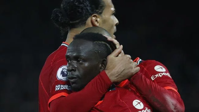 Kiper Liverpool Pegang Piala, Mane Tenteng Sajadah