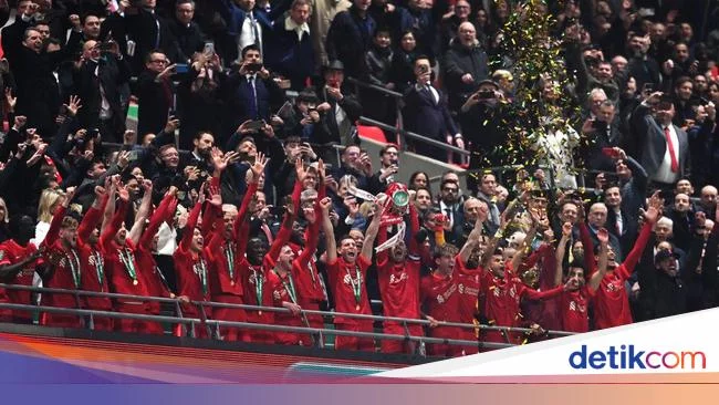 Tsimikas Terlihat Ludahi Fans Saat Selebrasi Juara, Liverpool Geram!