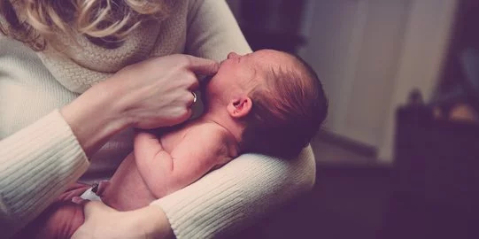 CEK FAKTA: Tidak Benar Kulit Bayi Baru Lahir Melepuh karena Sang Ibu Vaksin Covid-19