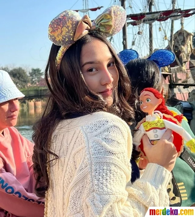 Foto : Potret Seru Anya Geraldine di Disneyland Paris, Kompak Banget Sama Alleia Anak Ariel