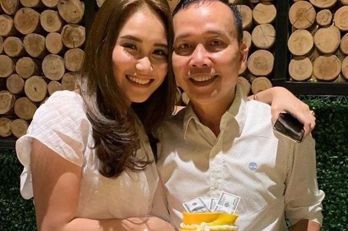 Lutut Ayah Rozak Lemas, Lihat Ayu Ting Ting Cari-cari Pertolongan, Malah Diusir Rekan Artis dari Lokasi Syuting: Saya Minta Tolong