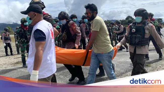 Potret Evakuasi 8 Korban KKB di Papua