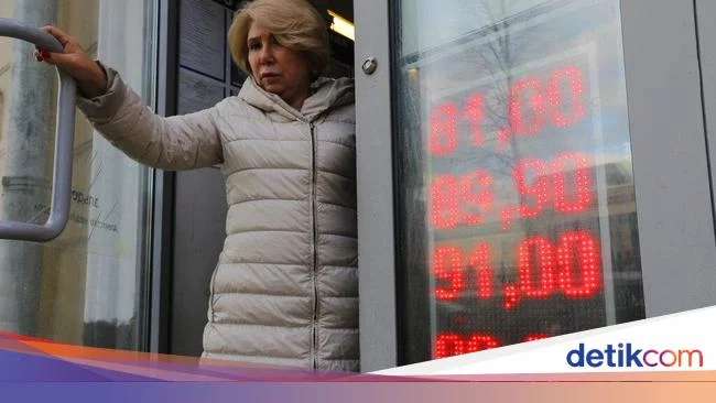Ekonomi Rusia 'Keblinger', Bos Bank Sentralnya Pakai Simbol Kematian