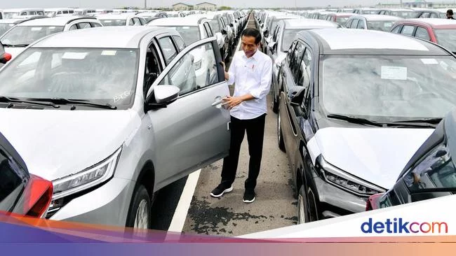 Momen Jokowi Tinjau Pelepasan Ekspor Mobil di Pelabuhan Patimban