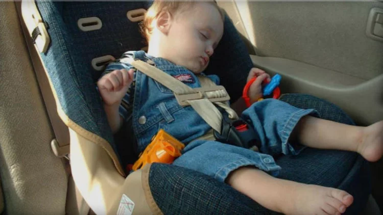 Orangtua Perlu Tahu, Jangan Pernah Tinggalkan Anak Dalam Mobil Sendirian