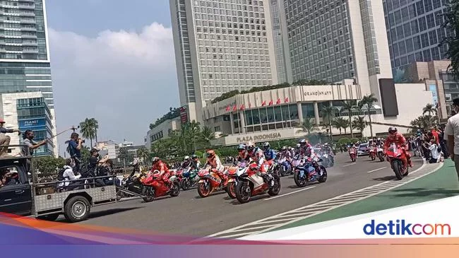 Parade MotoGP Disambut Sorak Sorai Warga di HI: Marquez I Love You!