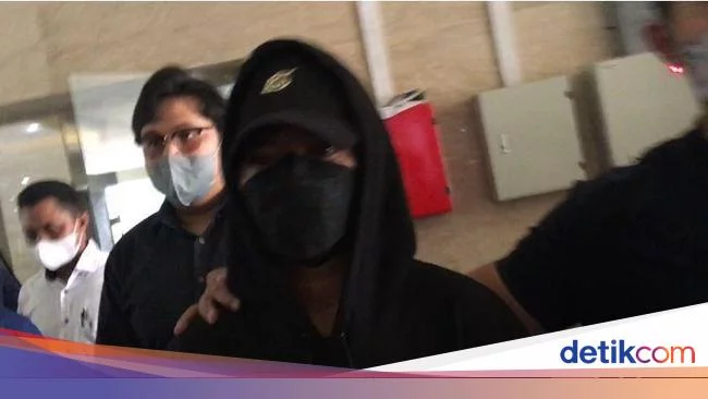 Pakai Topi Konoha Penampilan Reza Arap Jalani Pemeriksaan Rp 1 M Doni Salmanan