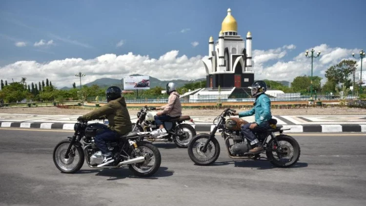 Eksplorasi Budaya dan Keindahan Indonesia Timur dengan Motor Kustom