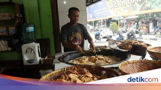 Pedagang Gorengan Menjerit Saat Harga Minyak Naik