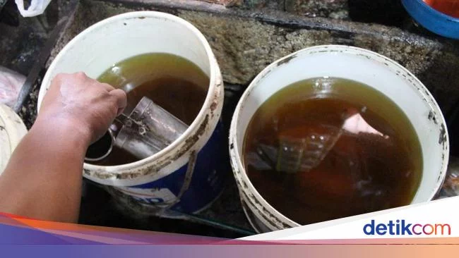 Minyak Goreng Kemasan Langka di Pasar Jombang, Harga Curah Melebihi HET