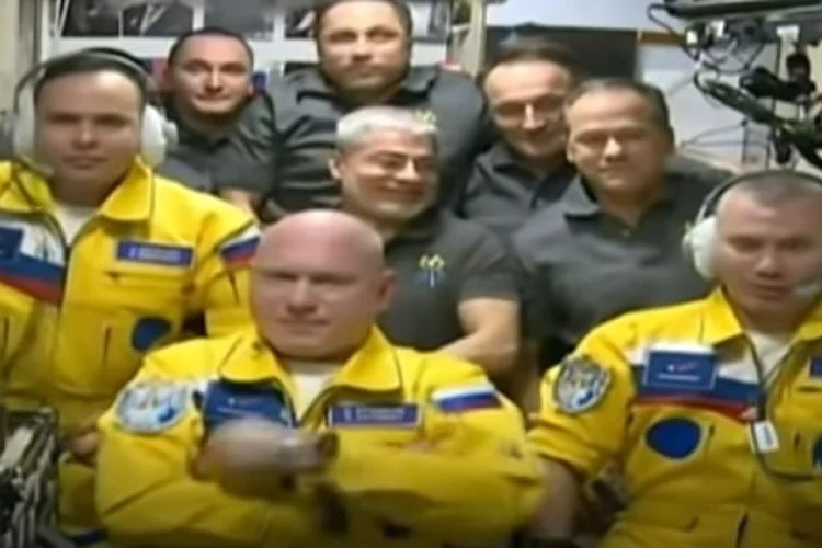 Cosmonaut Rusia Pakai Seragam ala Bendera Ukraina di Stasiun Luar Angkasa Internasional - Pikiran-Rakyat.com