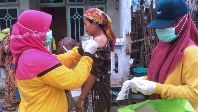 Puluhan Nakes Dikerahkan untuk Vaksinasi Difteri di Gili Ketapang Probolinggo