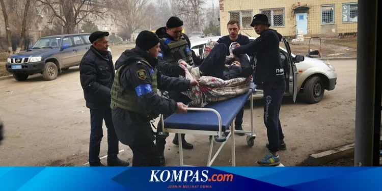 Warga Mariupol Ukraina Kubur Jenazah di Pinggir Jalan Usai Dibombardir Rusia