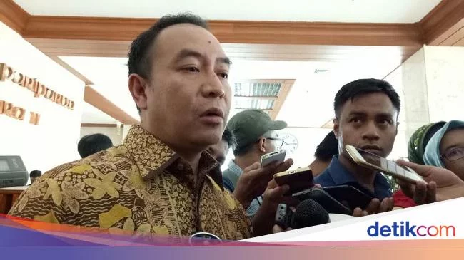 Seragam Polisi-TNI Masih Impor, Demokrat Minta Jokowi Awasi Ketat