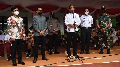 Sentil Nadiem Makarim, JokowI Heran Kursi sampai Laptop di Sekolah Mau Diimpor