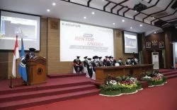 Unisba Lantik 1.265 Wisudawan, Rektor Ingin Alumni Terus Asah Kemapuan Teknologi Informasi