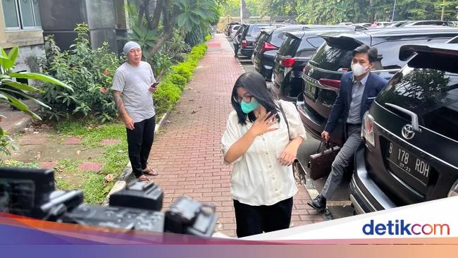 Dea OnlyFans Penuhi Wajib Lapor di Polda Metro Siang Ini