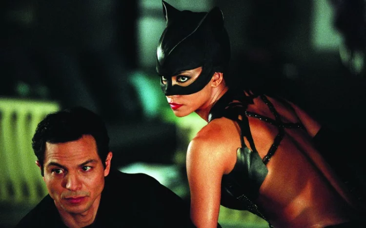 Sinopsis Catwoman, Aksi Halle Berry Ungkap Kejahatan di Bioskop Trans TV Malam Ini