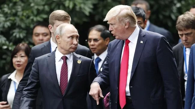 Trump Minta Bantu Putin Serang Biden sampai Wanita Umrah Tanpa Mahram