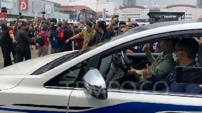 Menteri Airlangga Hartarto Jajal Kijang Innova Listrik di IIMS 2022