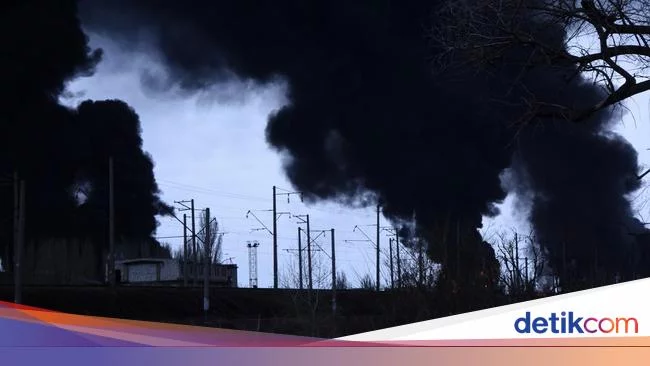 Imbas Serangan Rusia, Kilang Minyak Kremenchuk Ukraina Hancur Total