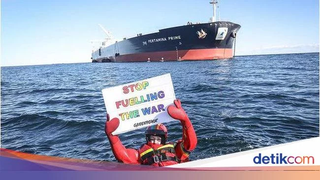 Greenpeace Hadang Kapal Tanker Berlogo Pertamina Disebut Bawa Minyak Rusia