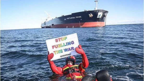 Aktivis Greenpeace Hadang Kapal Berlogo Pertamina yang Bawa Minyak dari Rusia