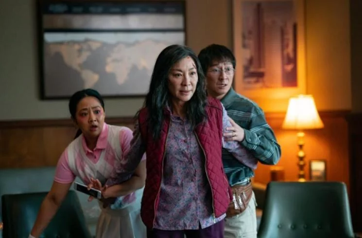 Sinopsis Everything Everywhere All at Once, Film Baru Michelle Yeoh Soal Dunia Pararel
