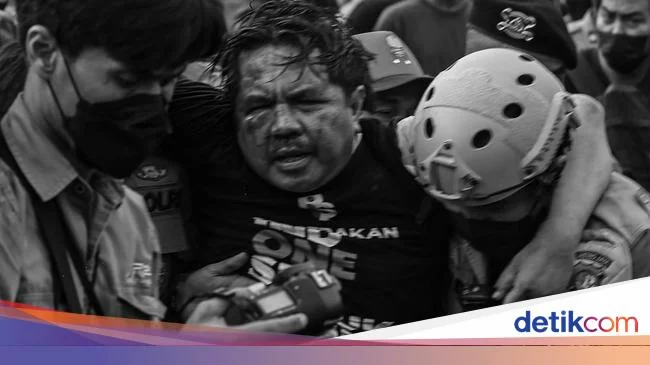 Balada Ade Armando Dipukuli Saat Ikut Demo Tolak Jokowi 3 Periode