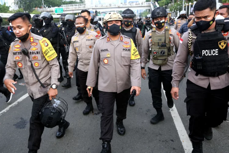 Ade Armando & 6 Polisi Dikeroyok Pedemo di DPR, Irjen Fadil: Kami Buru Pelaku Malam Ini