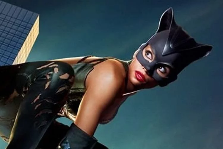 Sinopsis Film Catwoman: Perubahan Mistik hingga Konspirasi Gelap di Depan Mata