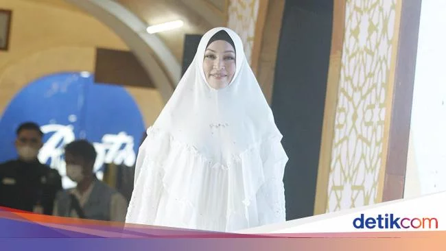 5 Aksi Angelina Sondakh Jadi Model Baju Muslimah Syar'i, Minta Dimaafkan