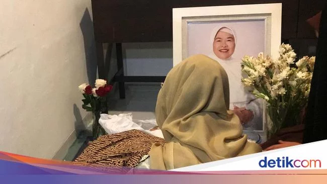 Air Mata dan Tangis Desy Ratnasari di Rumah Duka